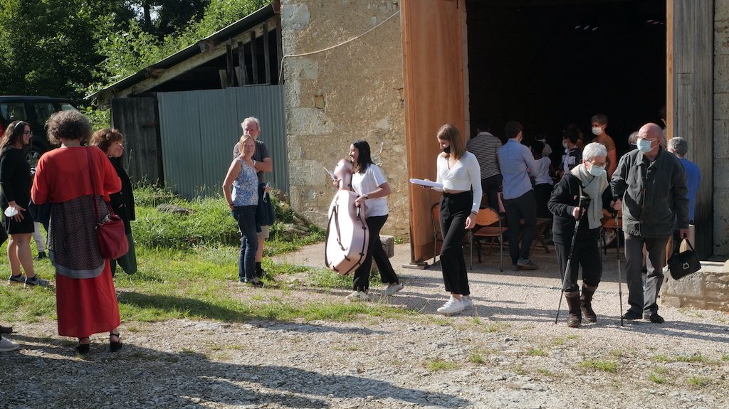 P1002208